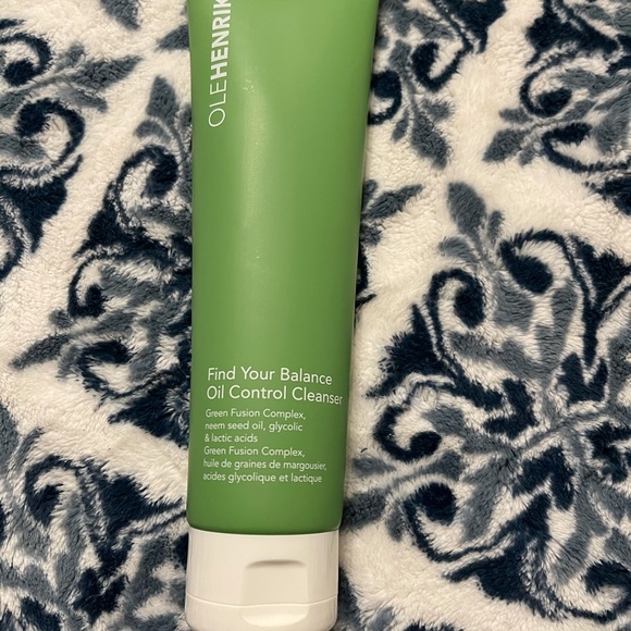 Ole Henriksen Find YourBalance Oil Control Cleanser - Picture 2 of 3